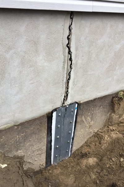 Réparation de fissures avec plaque d'acier et membrane